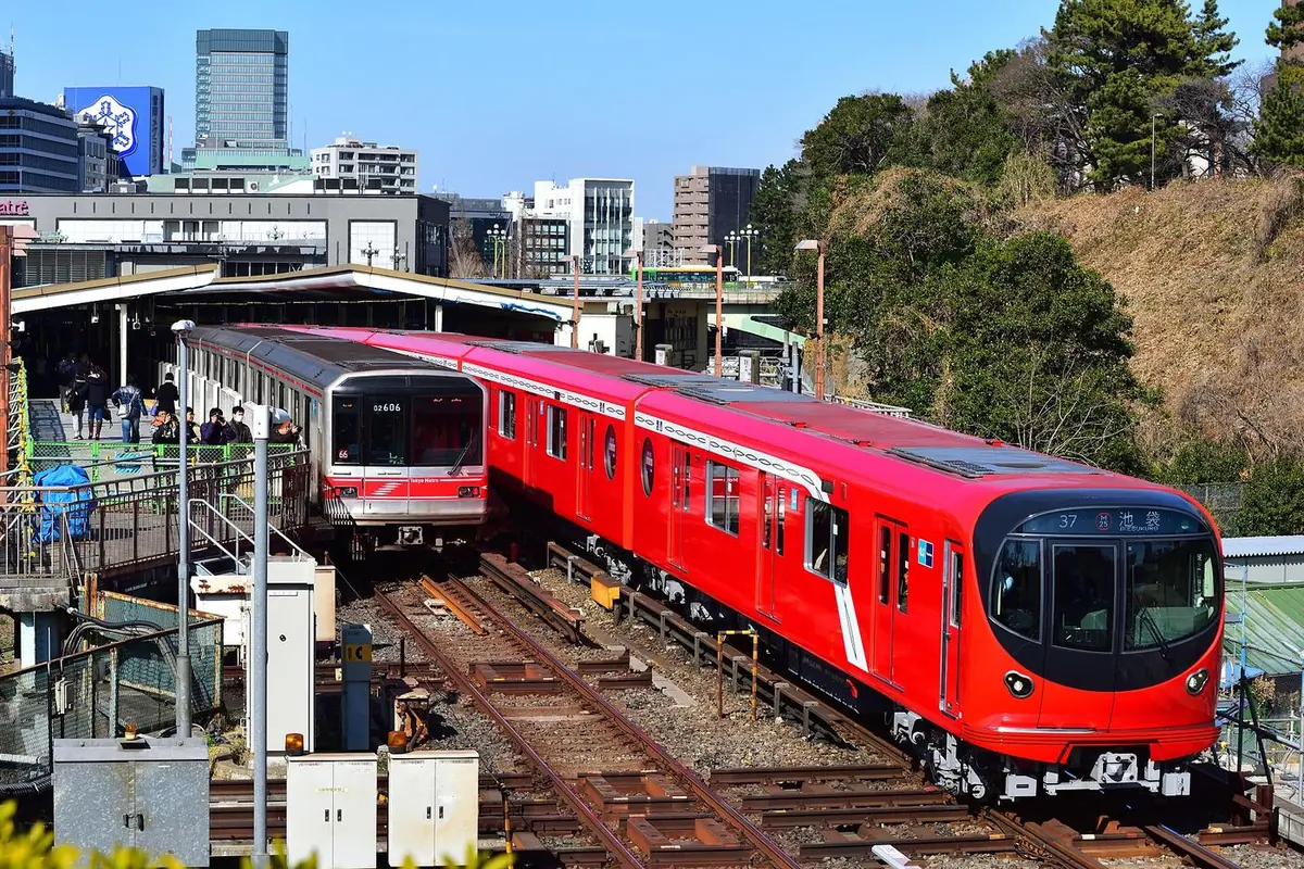 四ツ谷駅に停車する東京メトロ丸ノ内線