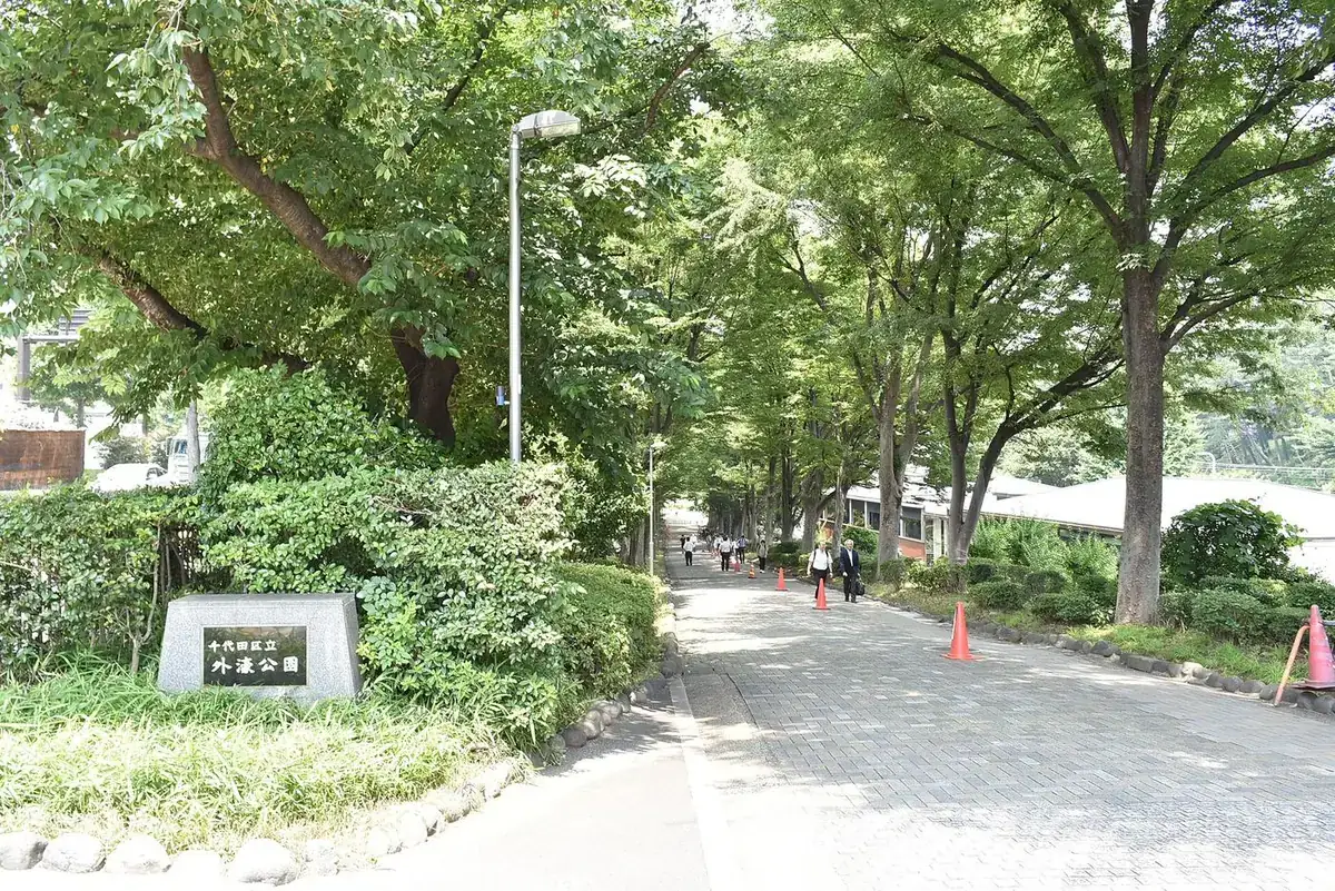 外濠公園の並木道